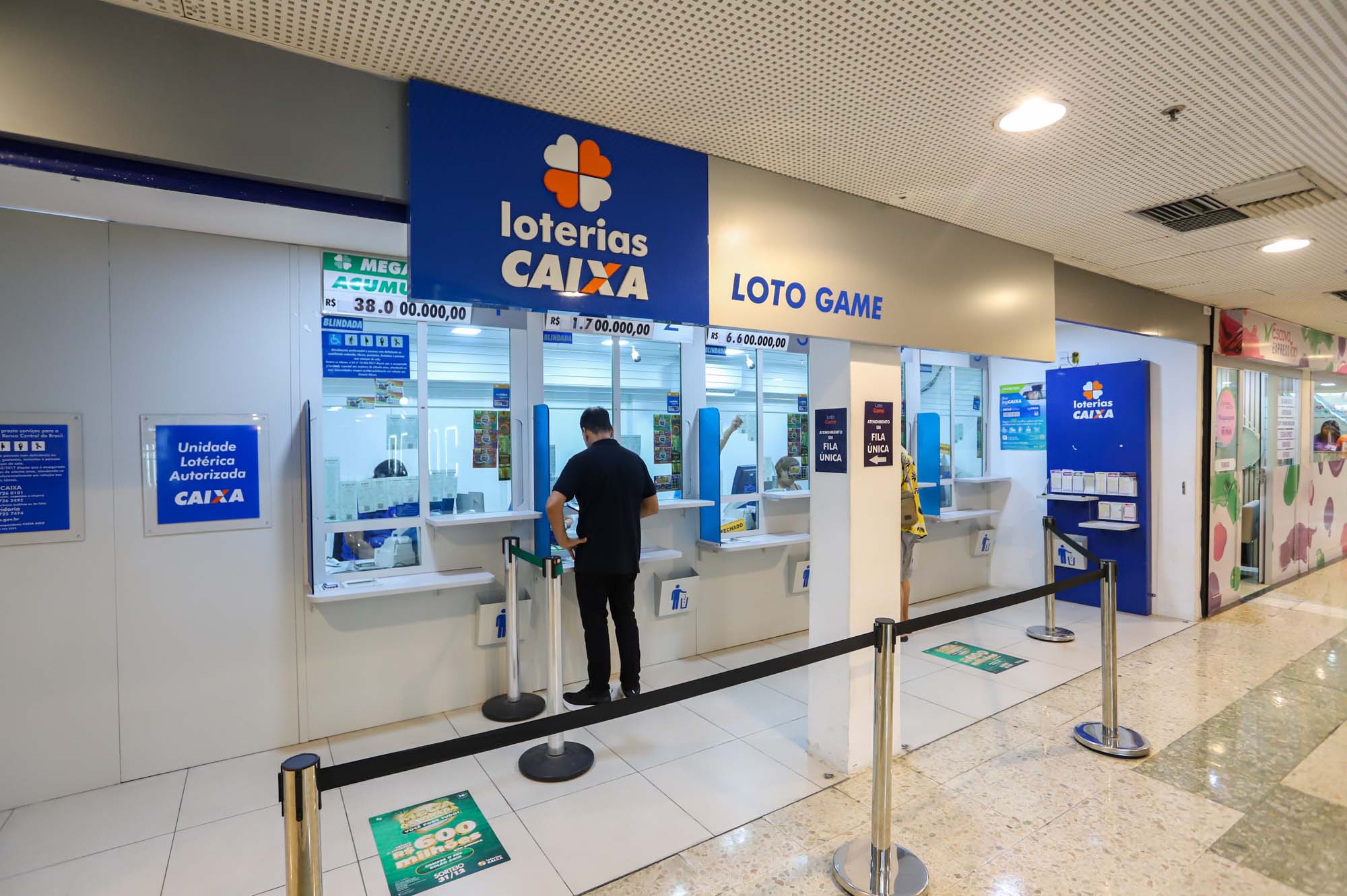 Fachada e atendimento da Loto Game no Shopping RioMar Aracaju.